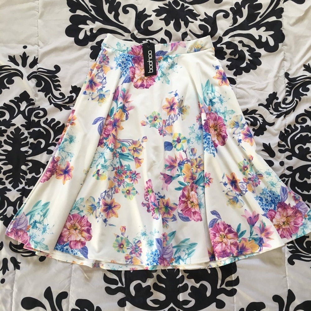 BRAND NEW Boohoo Full Midi Skirt